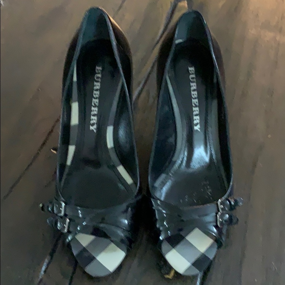 Burberry black patent leather open toe pump